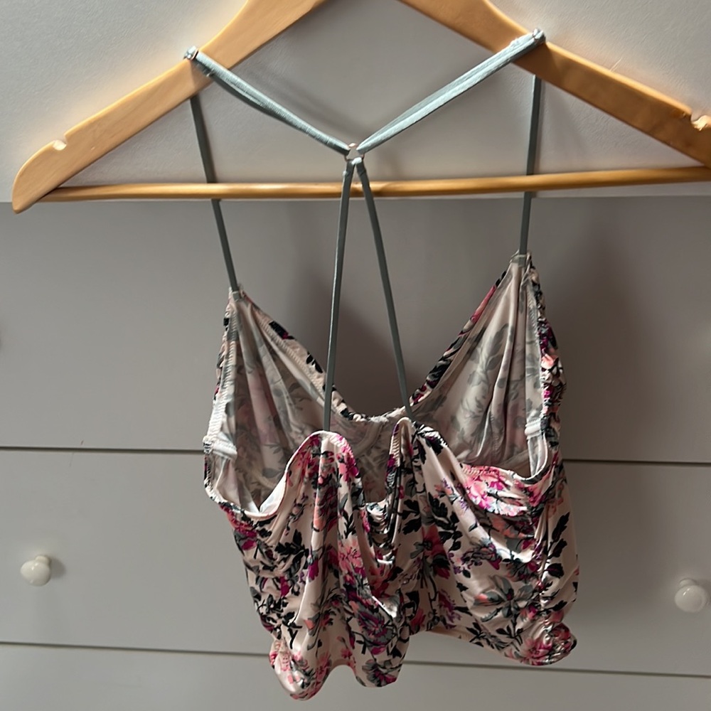 NWOT URBAN OUTFITTERS RUCHED CROP TOP - Picture 2 of 3